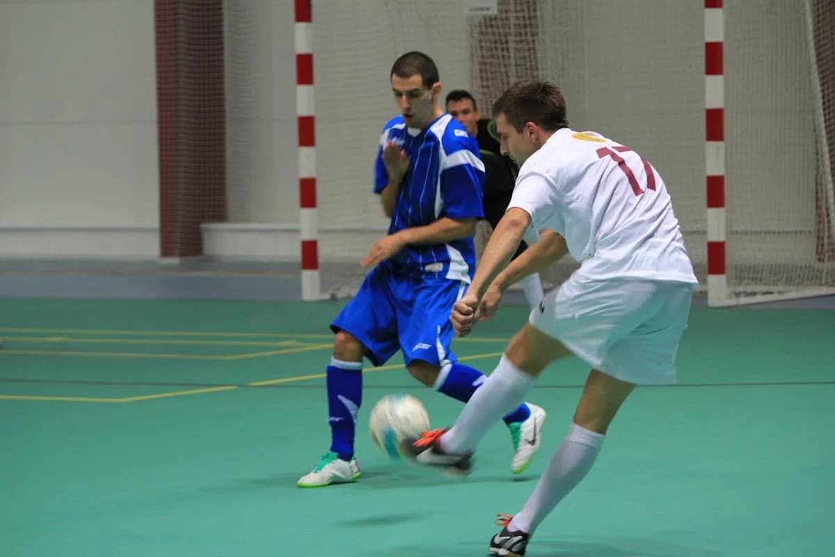 Ile zarabiają piłkarze futsalowi - realne stawki w każdej lidze na 2025