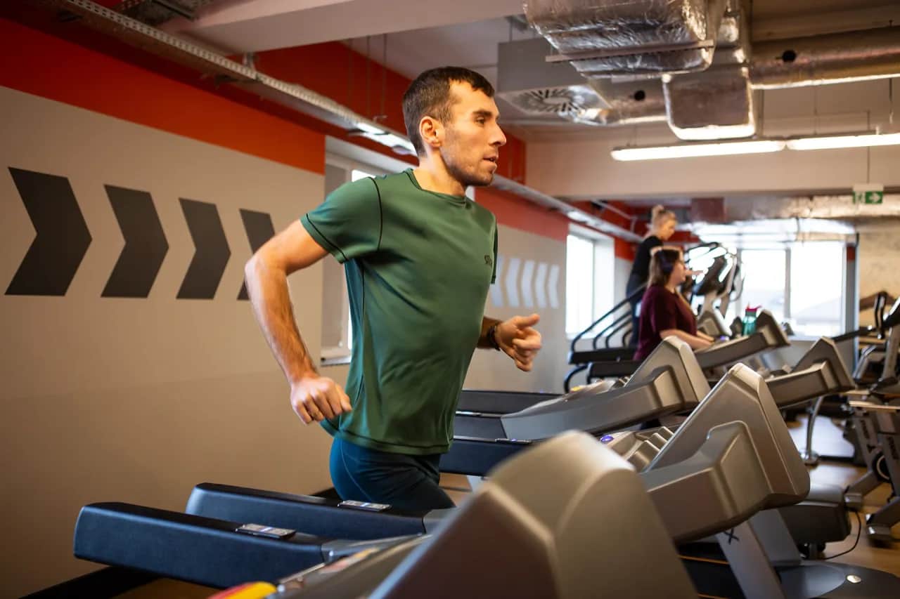 Jak włączyć bieżnię na siłowni? Proste kroki dla początkujących