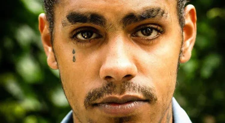 Łezka pod okiem – znaczenie i tatuaż łezki