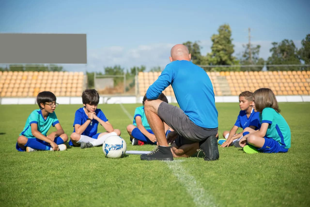 Trener piłki nożnej – jak zacząć, na czym polega ta rola i jak się rozwijać?