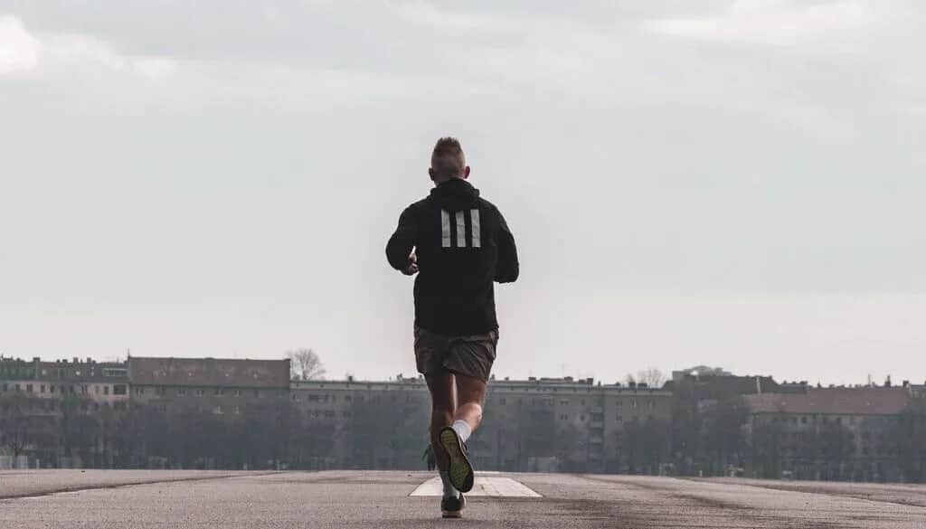 Jak bieganie wpływa na organizm? Odkryj zdrowotne korzyści!