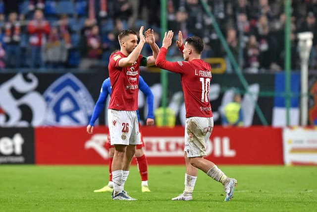 Zarobki piłkarzy Wisły Kraków: kwoty, które szokują kibiców